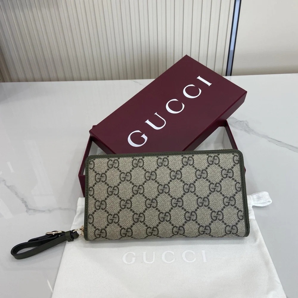 Gucci GG Emblem wallet